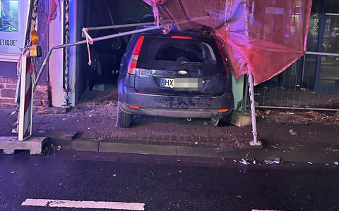 POL-HX: Auto fährt in eingerüstetes Geschäftshaus - Foto: presseportal.de