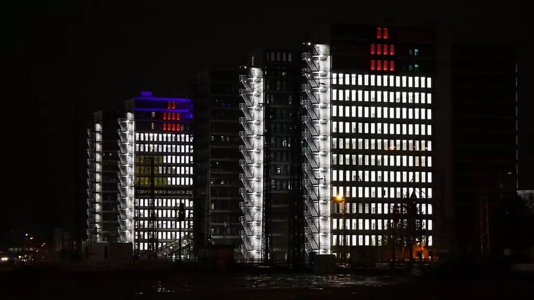 Ten Towers, vier Kerzen: Hochhaus-Ensemble in München wird zu Deutschlands größtem Adventskranz - Bild: presseportal.de