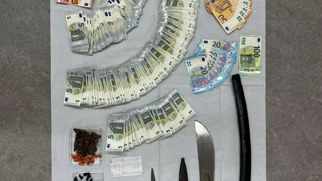 POL-K: 251208-2-K Heroin, Macheten und mehrere tausend Euro Bargeld sichergestellt - Mutmaßlicher Dealer wird Haftrichter vorgeführt - Bild: presseportal.de