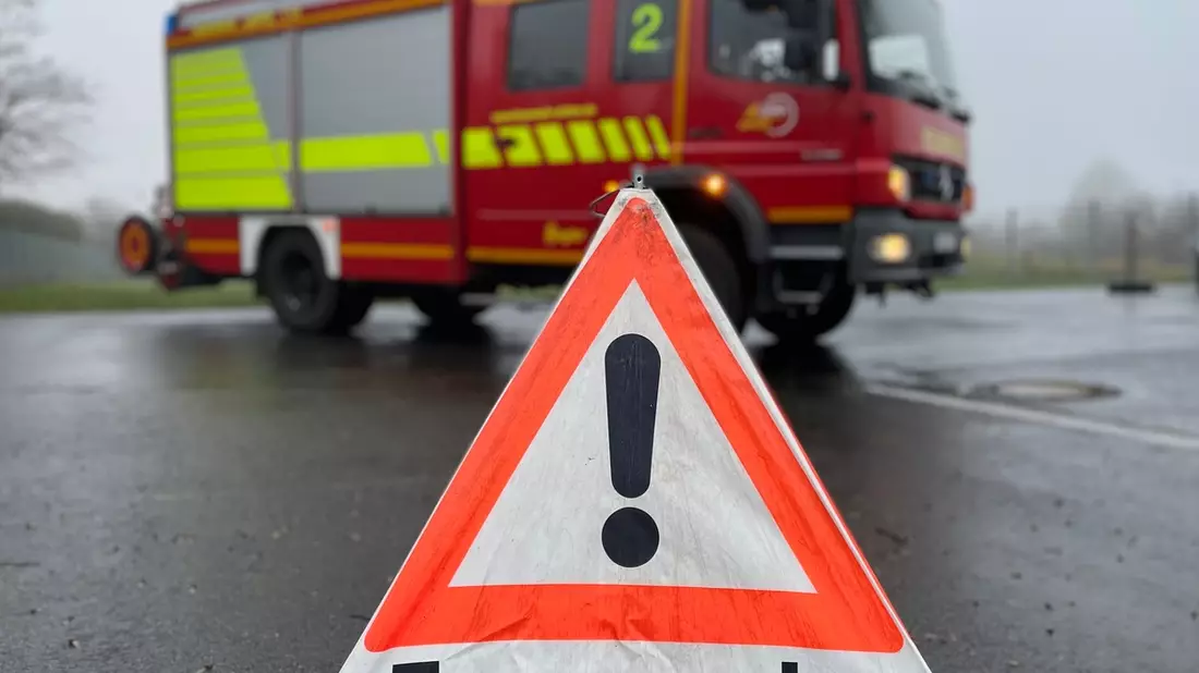 FW Lehrte: Parkende PKW behindern Feuerwehreinsatz in Ahlten - Bild: presseportal.de