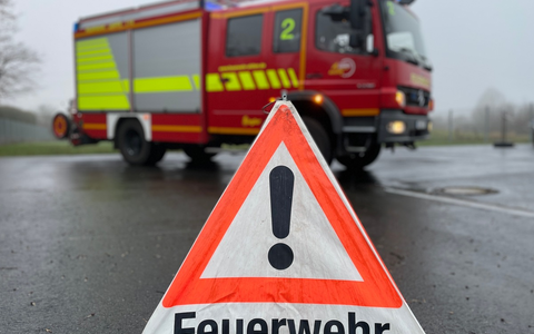 FW Lehrte: Parkende PKW behindern Feuerwehreinsatz in Ahlten - Foto: presseportal.de