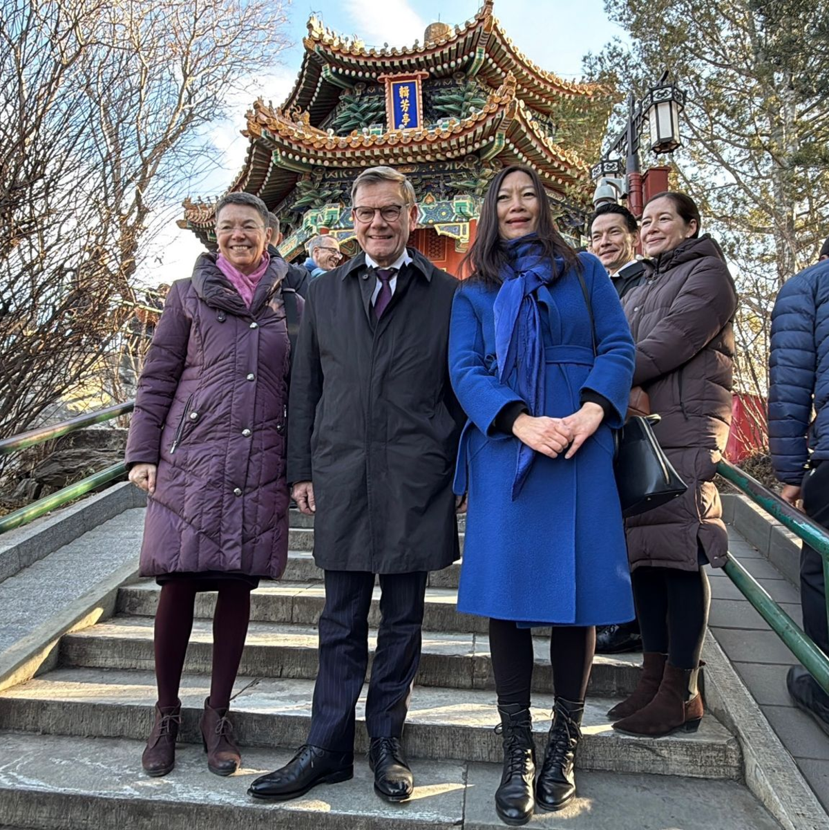 Ein Kurztrip auf den bei Touristen beliebten Kohlehügel bot Wadephul einen Blick über die berühmte Verbotene Stadt.   - Foto: Jörg Blank/dpa