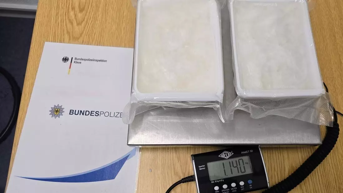 BPOL NRW: Bundespolizei stellt 1,14 Kilogramm Methamphetamin auf der Bundesstraße 9 sicher. - Bild: presseportal.de