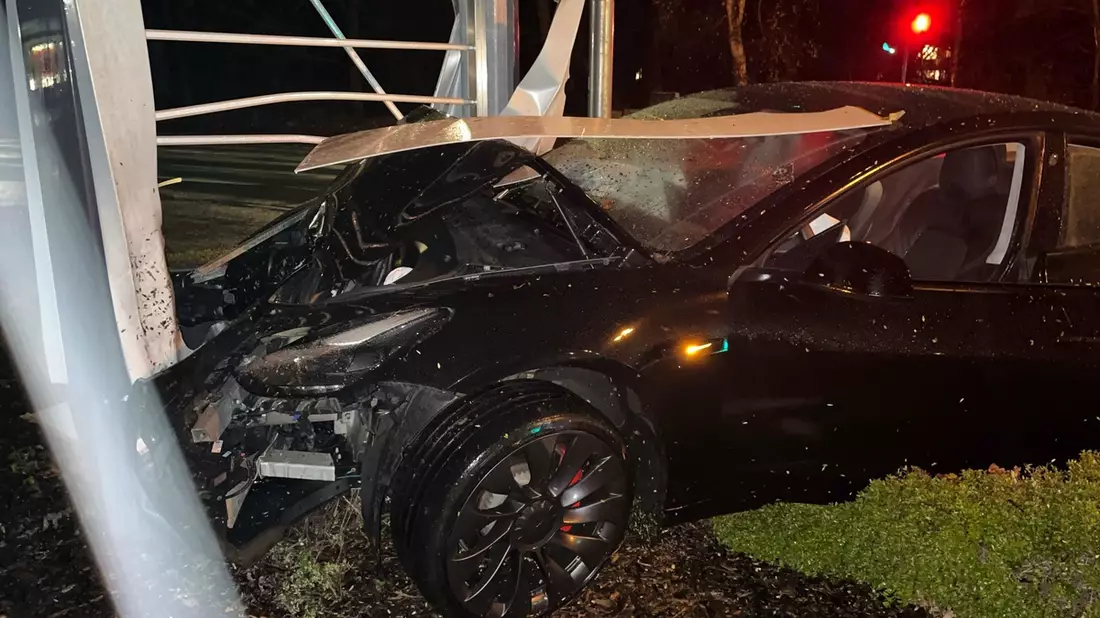 POL-MI: Alkoholisierter Autofahrer kracht gegen Werbetafel - Bild: presseportal.de