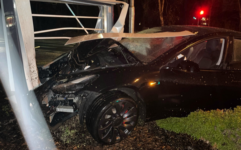 POL-MI: Alkoholisierter Autofahrer kracht gegen Werbetafel - Foto: presseportal.de