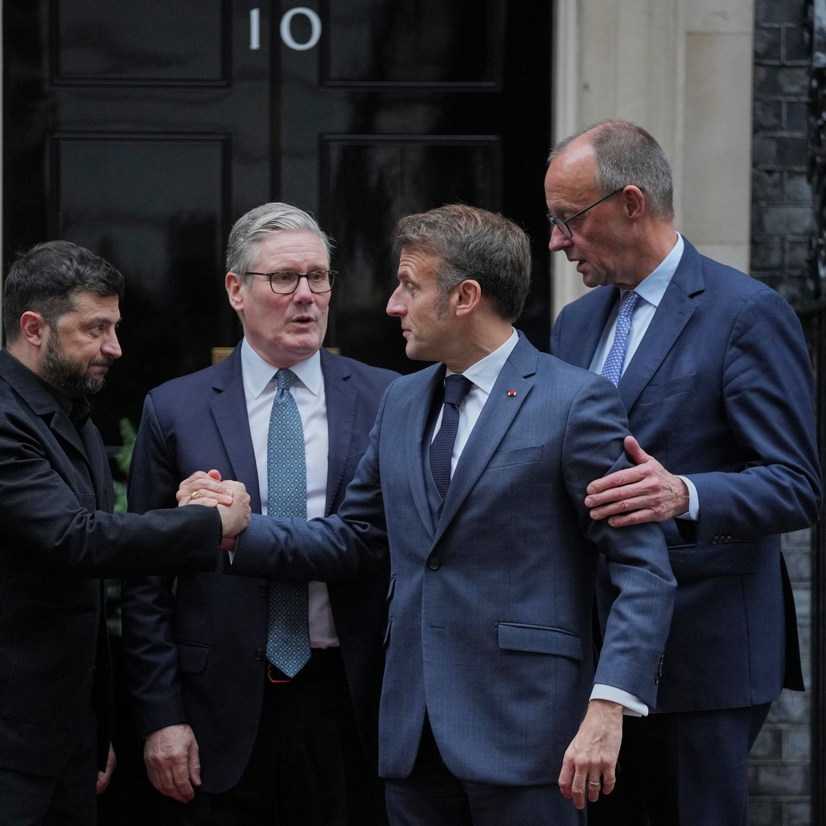Gestern hatte Selenskyj (l-r) den britischen Premier Starmer, den französischen Präsidenten Macron und Kanzler Merz in London getroffen. - Foto: Kin Cheung/AP/dpa