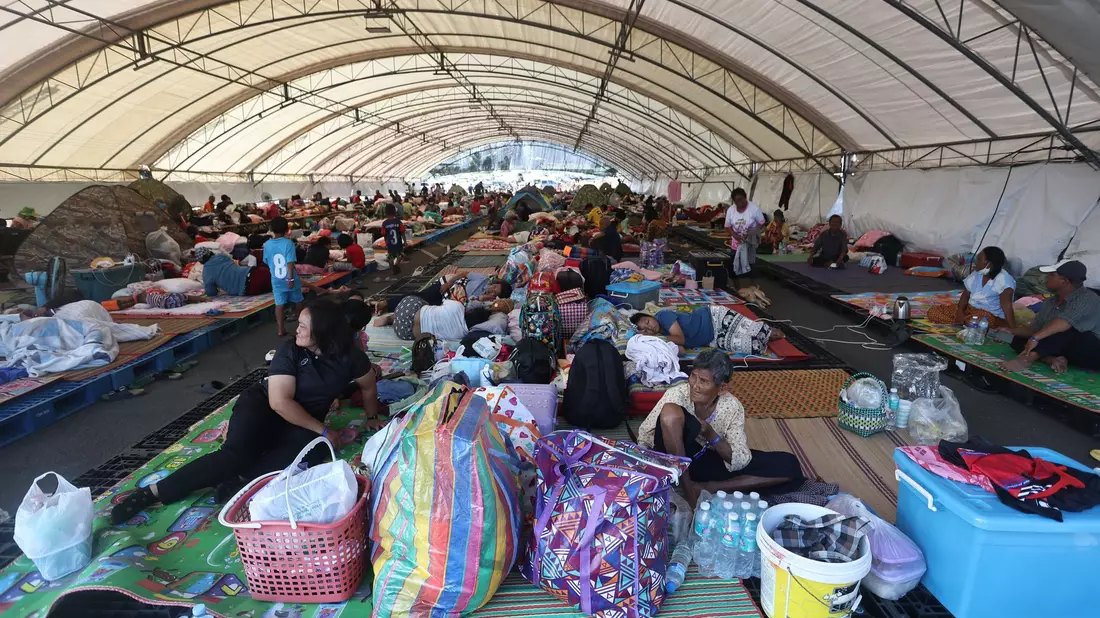 Für viele ist es angesichts des seit Jahrzehnten schwelenden Konflikts nicht die erste Flucht: In Thailand haben sich wegen der Kämpfe viele Menschen aus der Grenzregion in Sicherheit gebracht.  - Bild: Sopa Saelee/AP/dpa