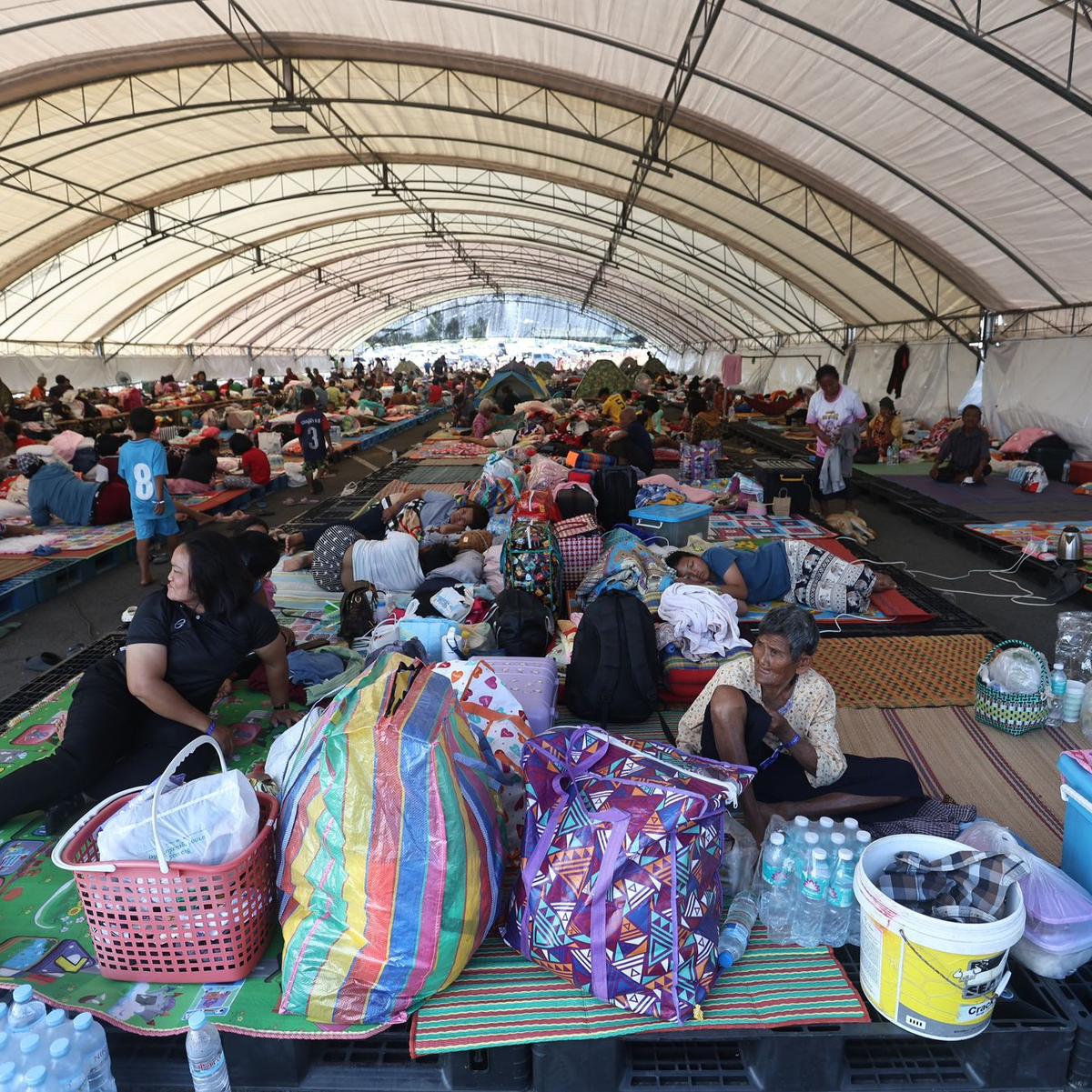 Für viele ist es angesichts des seit Jahrzehnten schwelenden Konflikts nicht die erste Flucht: In Thailand haben sich wegen der Kämpfe viele Menschen aus der Grenzregion in Sicherheit gebracht.  - Foto: Sopa Saelee/AP/dpa