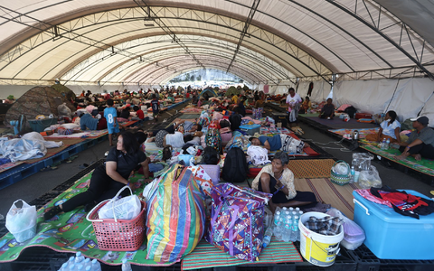 In Thailand haben sich wegen der Kämpfe viele Menschen aus der Grenzregion in Sicherheit gebracht.  - Foto: Sopa Saelee/AP/dpa