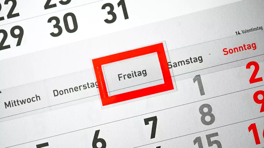Ein zusätzlicher Arbeitstag kann die Wirtschaftsleistung um etwa 0,1 Prozentpunkte steigern. (Symbolbild) - Bild: Sina Schuldt/dpa
