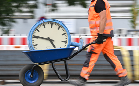 Immer wieder wird über die Arbeitszeit und auch die Abschaffung von Arbeitstagen diskutiert. (Symbolbild) - Foto: Arne Dedert/dpa/dpa-tmn