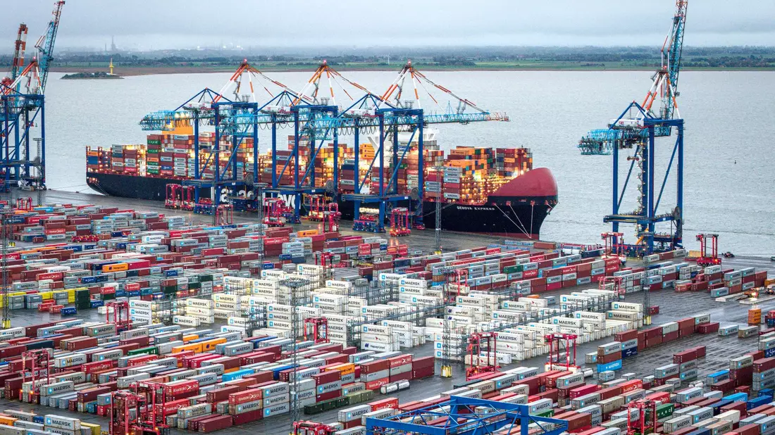 Über Bremerhaven geht ein guter Teil der deutschen Exporte (Archivbild) - Bild: Sina Schuldt/dpa