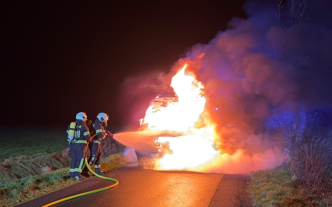 FW-AUR: Sprinter niedergebrannt - Foto: presseportal.de