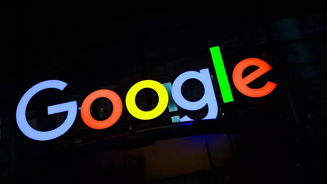 Google könnte nach Ansicht der EU-Kommission auf dem KI-Markt gegen Wettbewerbsrecht verstoßen haben. (Archivbild) - Bild: Christian Charisius/dpa