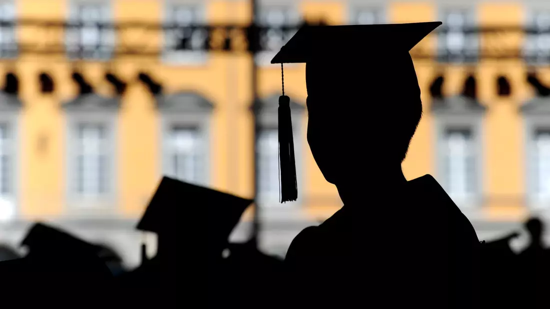 Frauen starten häufiger ein Studium als Männer, doch auf dem Weg zur Professur sinkt ihr Anteil deutlich. (Symbolbild) - Bild: Julian Stratenschulte/dpa
