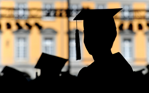 Frauen starten häufiger ein Studium als Männer, doch auf dem Weg zur Professur sinkt ihr Anteil deutlich. (Symbolbild) - Foto: Julian Stratenschulte/dpa