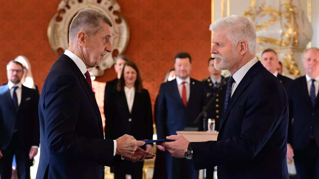 Der tschechische Präsident Petr Pavel (r) ernennt Andrej Babis zum neuen Ministerpräsidenten. - Bild: Kamaryt Michal/CTK/dpa