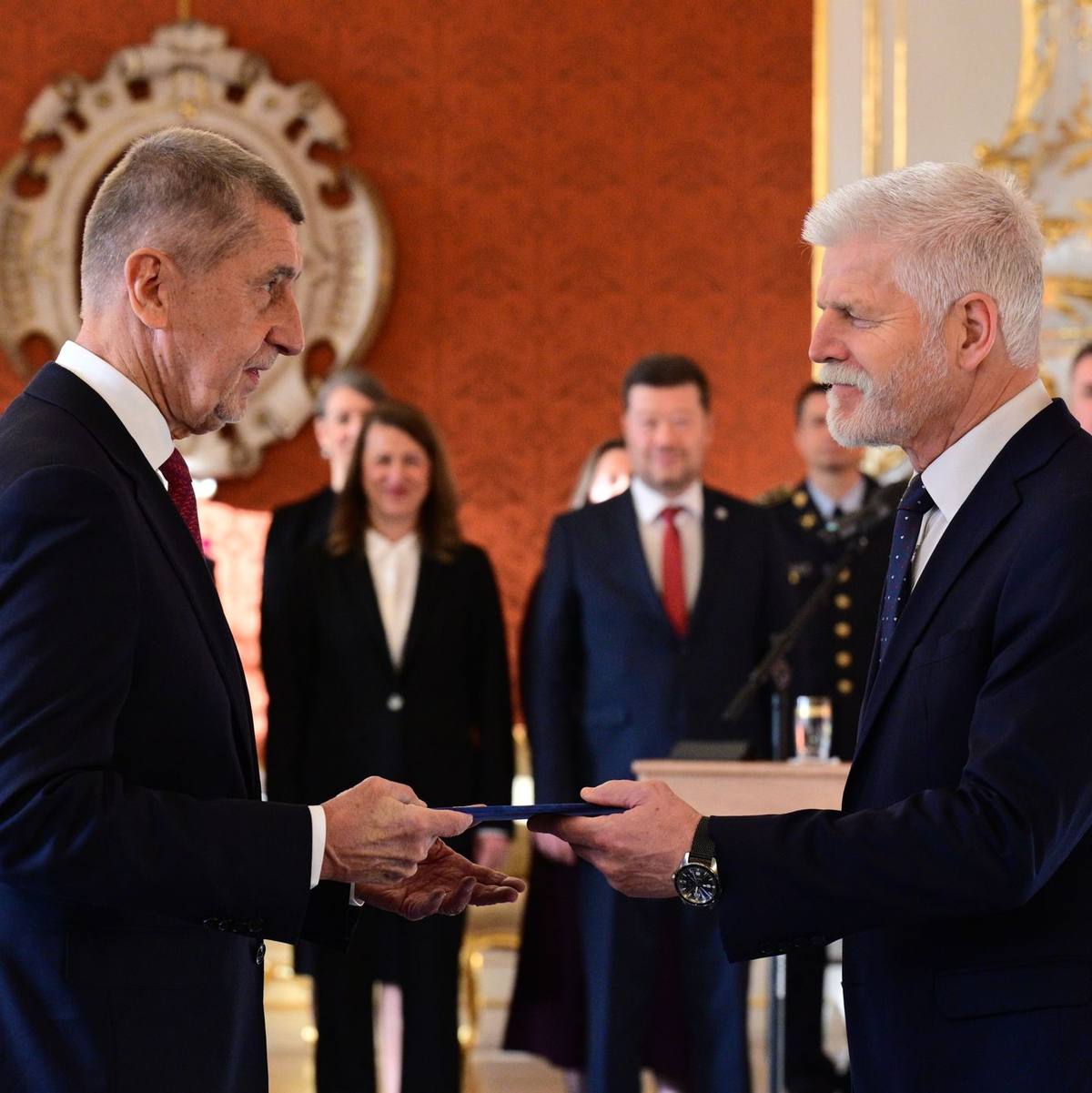 Der tschechische Präsident Petr Pavel (r) ernennt Andrej Babis zum neuen Ministerpräsidenten. - Foto: Kamaryt Michal/CTK/dpa