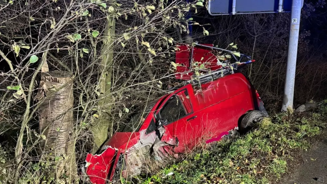 FW-EN: Kleintransporter rutscht Böschung hinab - Bild: presseportal.de