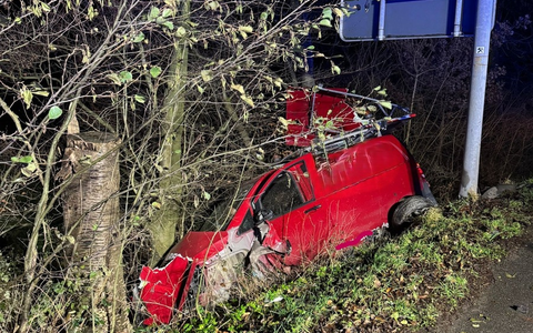 FW-EN: Kleintransporter rutscht Böschung hinab - Foto: presseportal.de