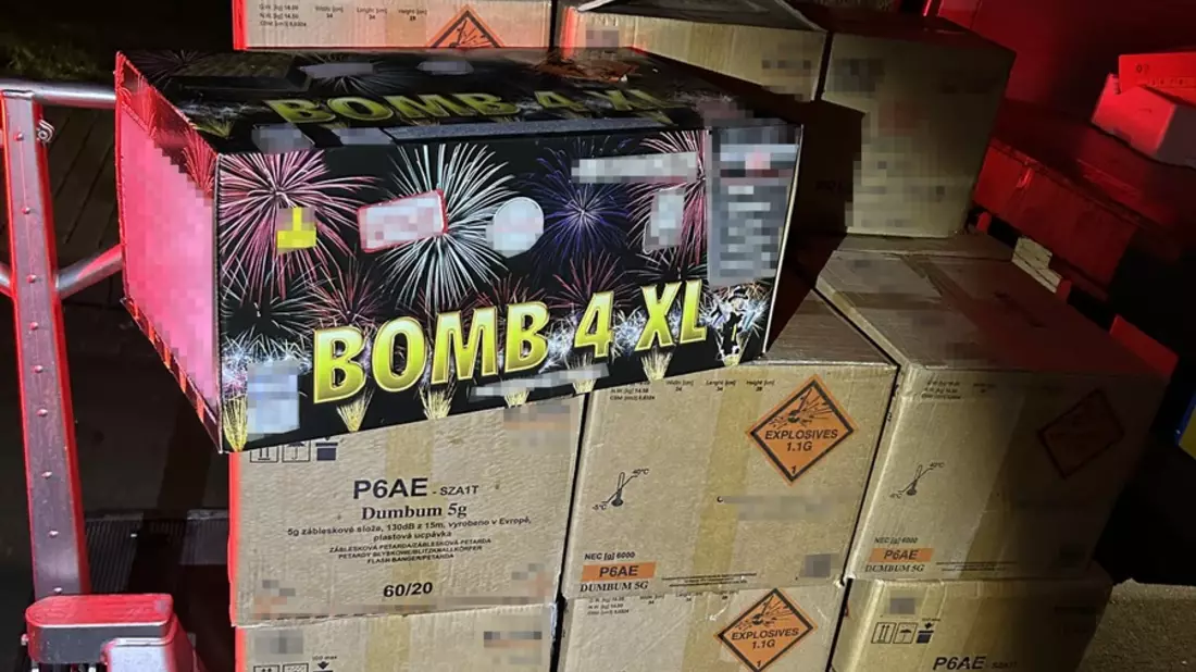 HZA-DD: Zoll Dresden stellt explosive Ladung sicher / 340 Kilogramm Pyrotechnik auf dem Weg durch Deutschland - Bild: presseportal.de