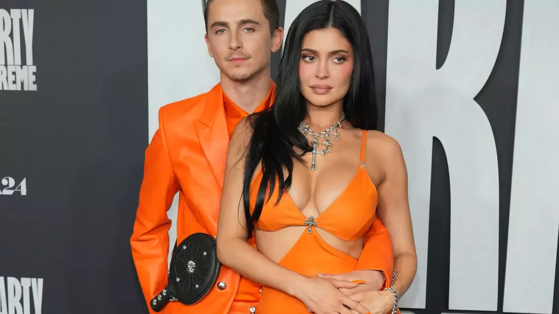 Zweimal in Orange: Timothée Chalamet (l) und seine Freundin Kylie Jenner bei der «Marty Supreme»-Premiere. - Bild: Jordan Strauss/Invision/AP/dpa