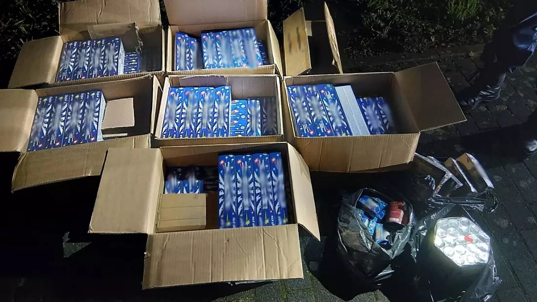 BPOLD-B: Bundespolizei beschlagnahmt verbotene Pyrotechnik - Bild: presseportal.de