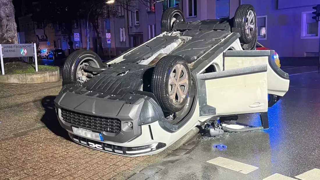 POL-BO: Zusammenstoß in Herne - Fahrzeug bleibt nach Unfall auf Dach liegen - Bild: presseportal.de