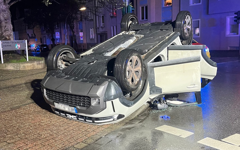 POL-BO: Zusammenstoß in Herne - Fahrzeug bleibt nach Unfall auf Dach liegen - Foto: presseportal.de