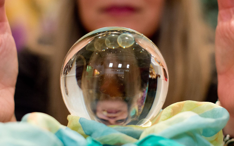 Wahrsager hatten auch 2025 nur wenige Treffer. (Archivbild) - Foto: Sebastian Kahnert/dpa