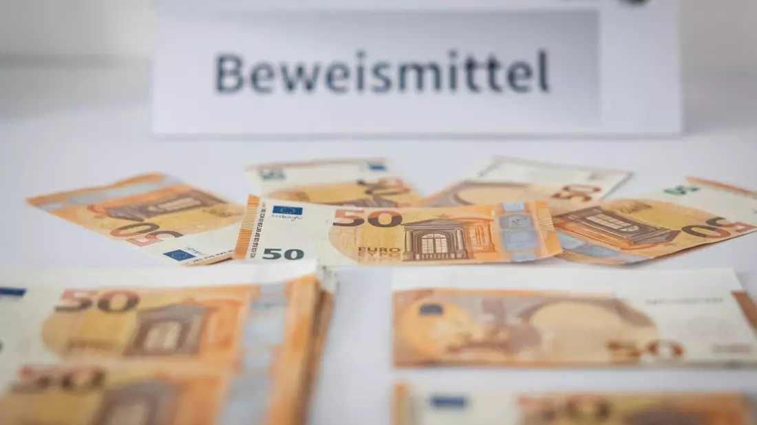 Die beiden Verdächtigen sollen nach bisherigem Ermittlungsstand mehr als 300.000 Euro Falschgeld hergestellt und in Umlauf gebracht haben.  - Bild: Daniel Karmann/dpa
