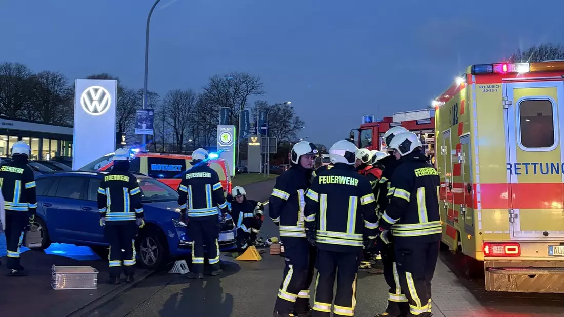 FW-AUR: Nach Kollision unter Fahrzeug eingeklemmt - Bild: presseportal.de