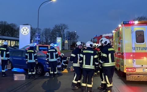FW-AUR: Nach Kollision unter Fahrzeug eingeklemmt - Foto: presseportal.de