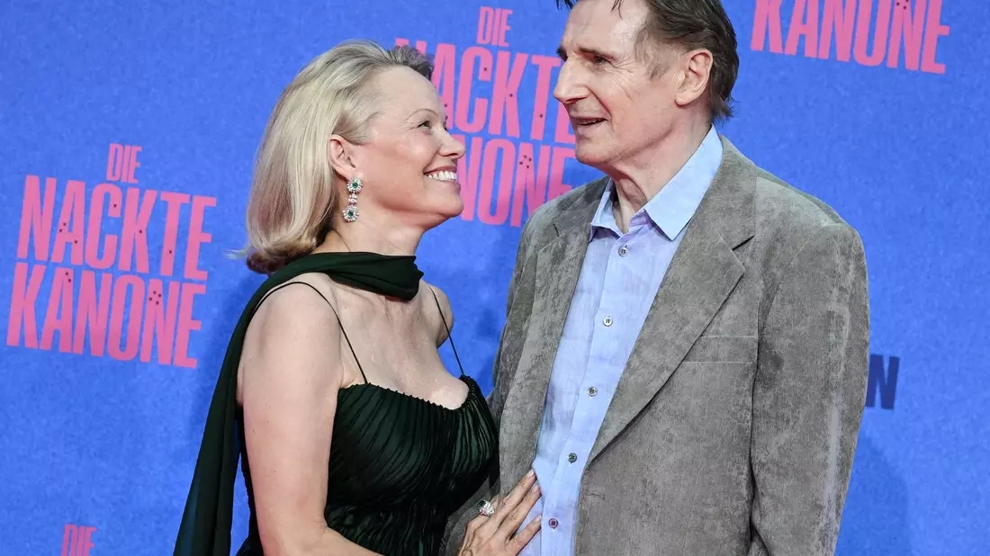 Pamela Anders und Liam Neeson bei Pressetermin für «Die nackte Kanone». (Archivbild) - Bild: Jens Kalaene/dpa