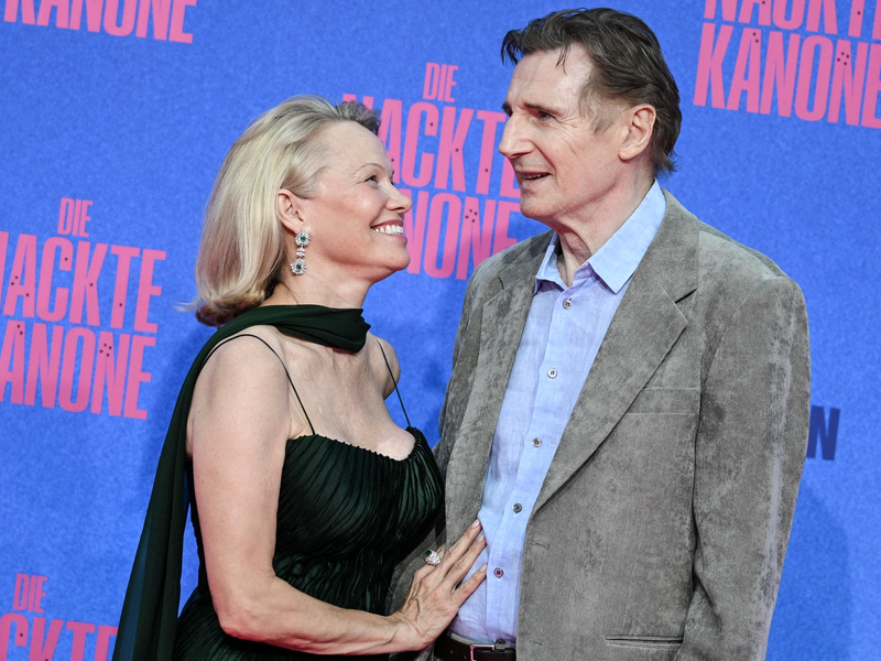 Pamela Anders und Liam Neeson bei Pressetermin für «Die nackte Kanone». (Archivbild) - Foto: Jens Kalaene/dpa