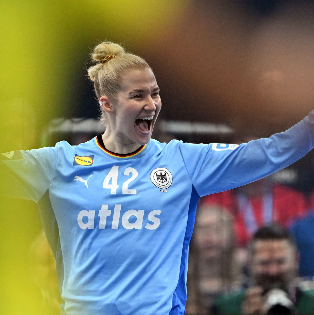 Für Rechtsaußen Jenny Behrend ist es schon jetzt der größte Erfolg im Nationalteam. - Foto: Federico Gambarini/dpa