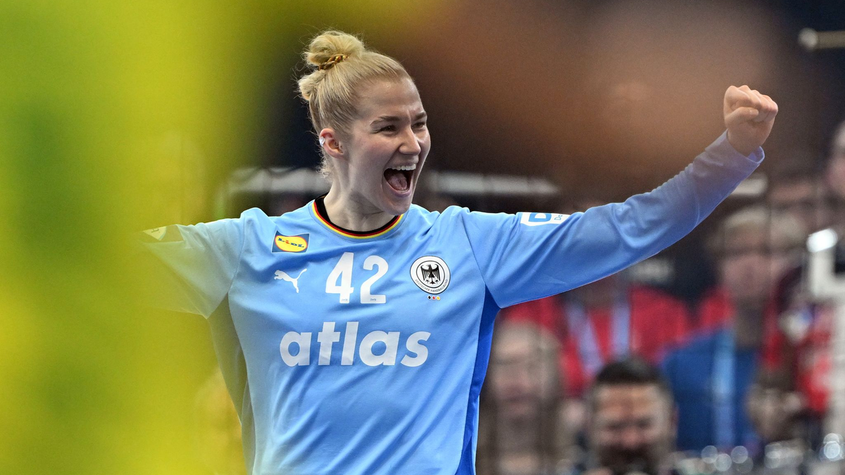Die Abwehr um Xenia Smits (l) ist das Prunkstück bei Deutschlands Handballerinnen.  - Foto: Federico Gambarini/dpa