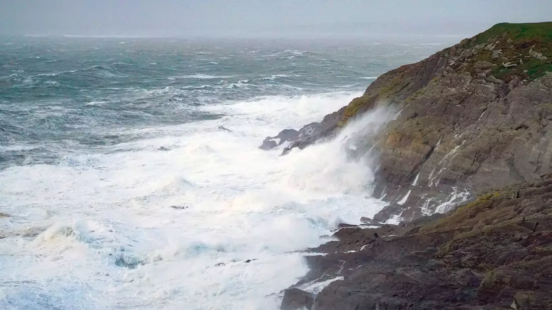 In Irland sorgen starke Sturmböen für Einschränkungen.  - Bild: Noel Sweeney/PA Wire/dpa
