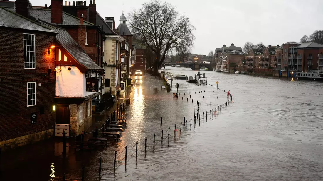 Überschwemmte Straßen im englischen York. - Bild: Danny Lawson/PA Wire/dpa