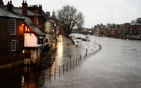 Überschwemmte Straßen im englischen York. - Foto: Danny Lawson/PA Wire/dpa