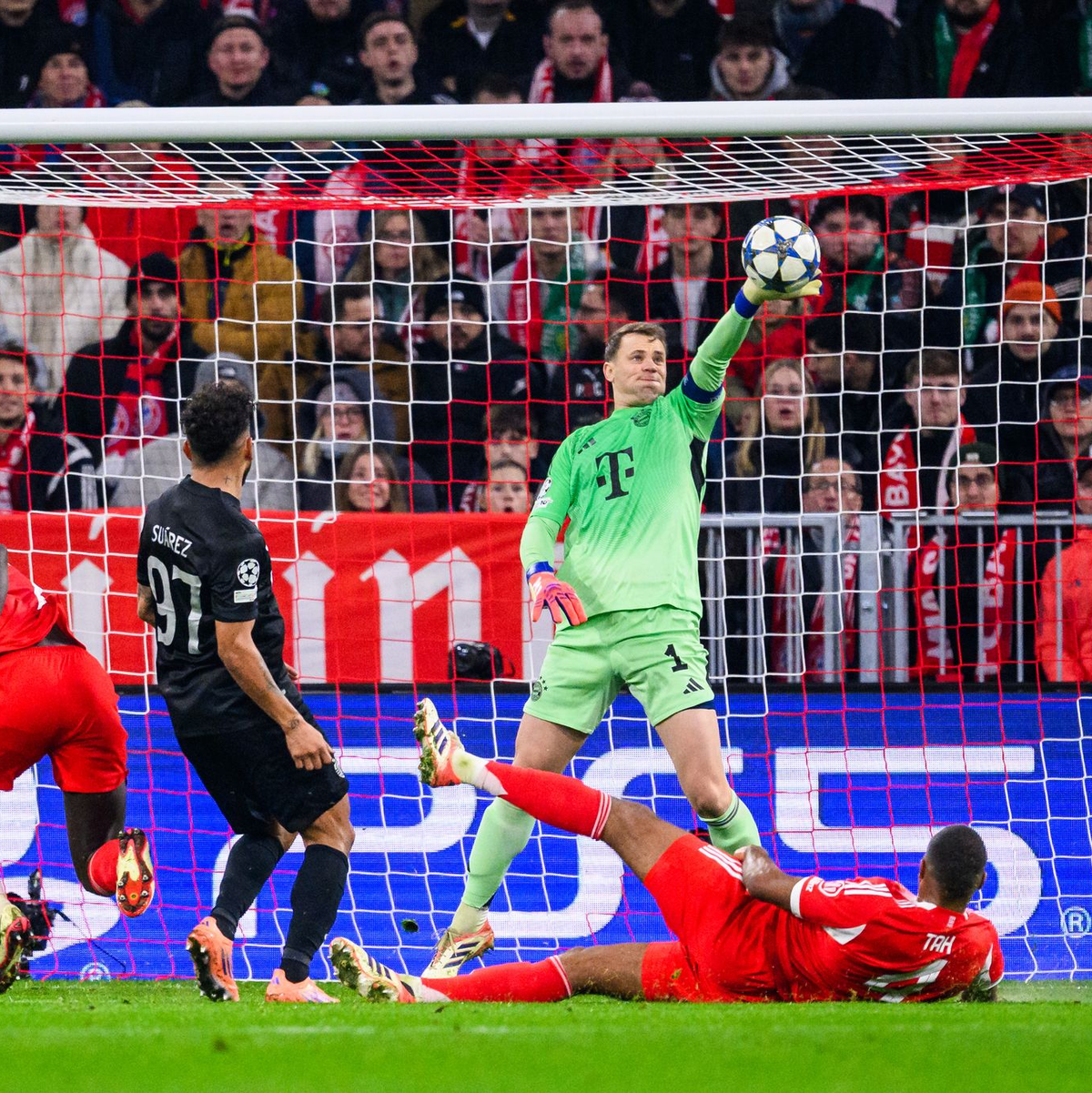 Serge Gnabry (r) traf zum 1:1. - Foto: Tom Weller/dpa