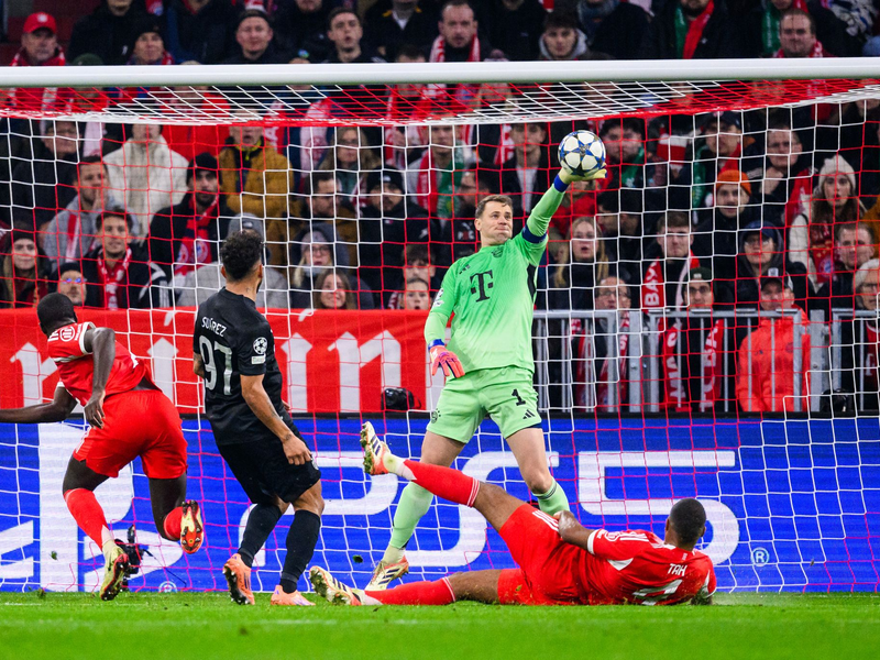 Nach der Pause zündeten die Bayern-Fans in der Südkurve massiv Pyrotechnik.  - Foto: Tom Weller/dpa