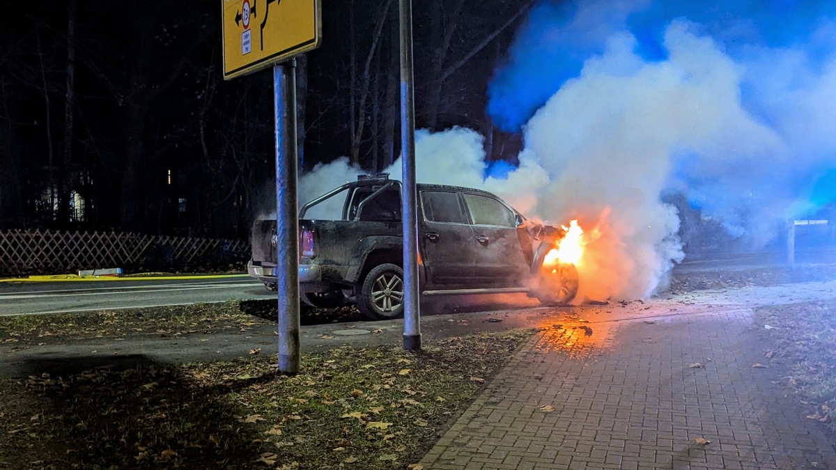 FW-KLE: Auto und Toilettenpapier brennen - ein Verletzter bei zwei Einsätzen der Freiwilligen Feuerwehr Bedburg-Hau - Foto: presseportal.de