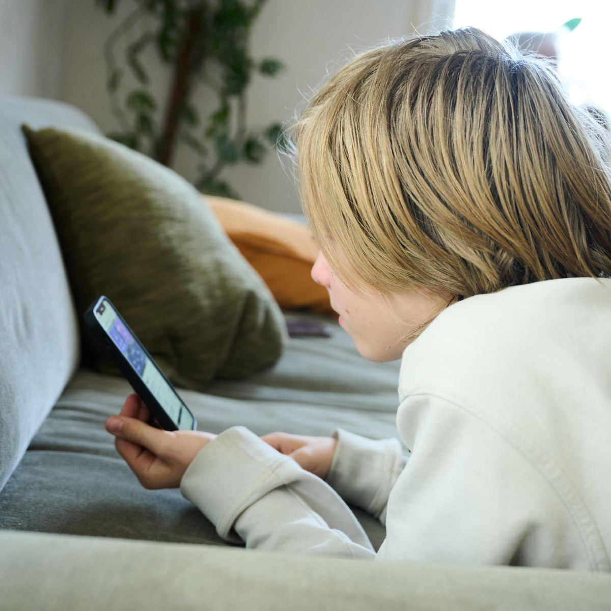 Erklärtes Ziel des Verbots: Kinder und Jugendliche sollen mehr Zeit mit Freunden verbringen. (Symbolbild) - Foto: Annette Riedl/dpa