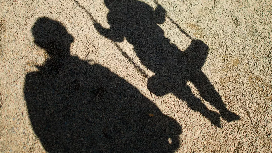 Seit Jahren gibt es Bemühungen, Kriminellen, die sogenannte Scheinvaterschaften gegen Geld vermitteln, das Handwerk zu legen. (Symbolbild) - Bild: Julian Stratenschulte/dpa