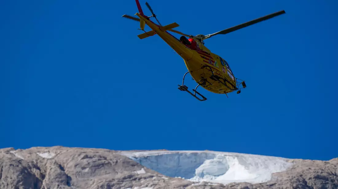 In Italien liegt in den Alpen noch nicht viel Schnee - jetzt wurde Schnee mit einem Hubschrauber eingeflogen. (Archivbild) - Bild: Luca Bruno/AP/dpa