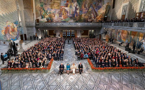 Der Friedensnobelpreis wird alljährlich feierlich und vor den Augen der norwegischen Königsfamilie (vorne) im Osloer Rathaus vergeben. (Archivbild) - Foto: Cornelius Poppe/NTB/dpa