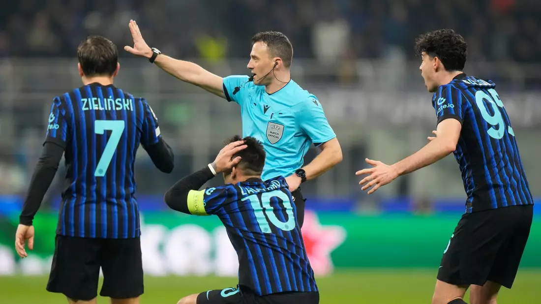Die Inter-Spieler können Felix Zwayers Entscheidung nicht fassen. - Bild: Luca Bruno/AP/dpa