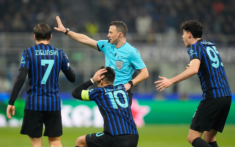 Die Inter-Spieler können Felix Zwayers Entscheidung nicht fassen. - Foto: Luca Bruno/AP/dpa Die Inter-Spieler können Felix Zwayers Entscheidung nicht fassen. - Foto: Luca Bruno/AP/dpa