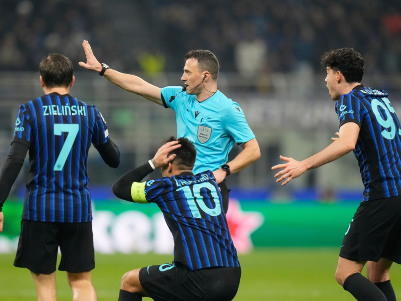 Die Inter-Spieler können Felix Zwayers Entscheidung nicht fassen. - Foto: Luca Bruno/AP/dpa